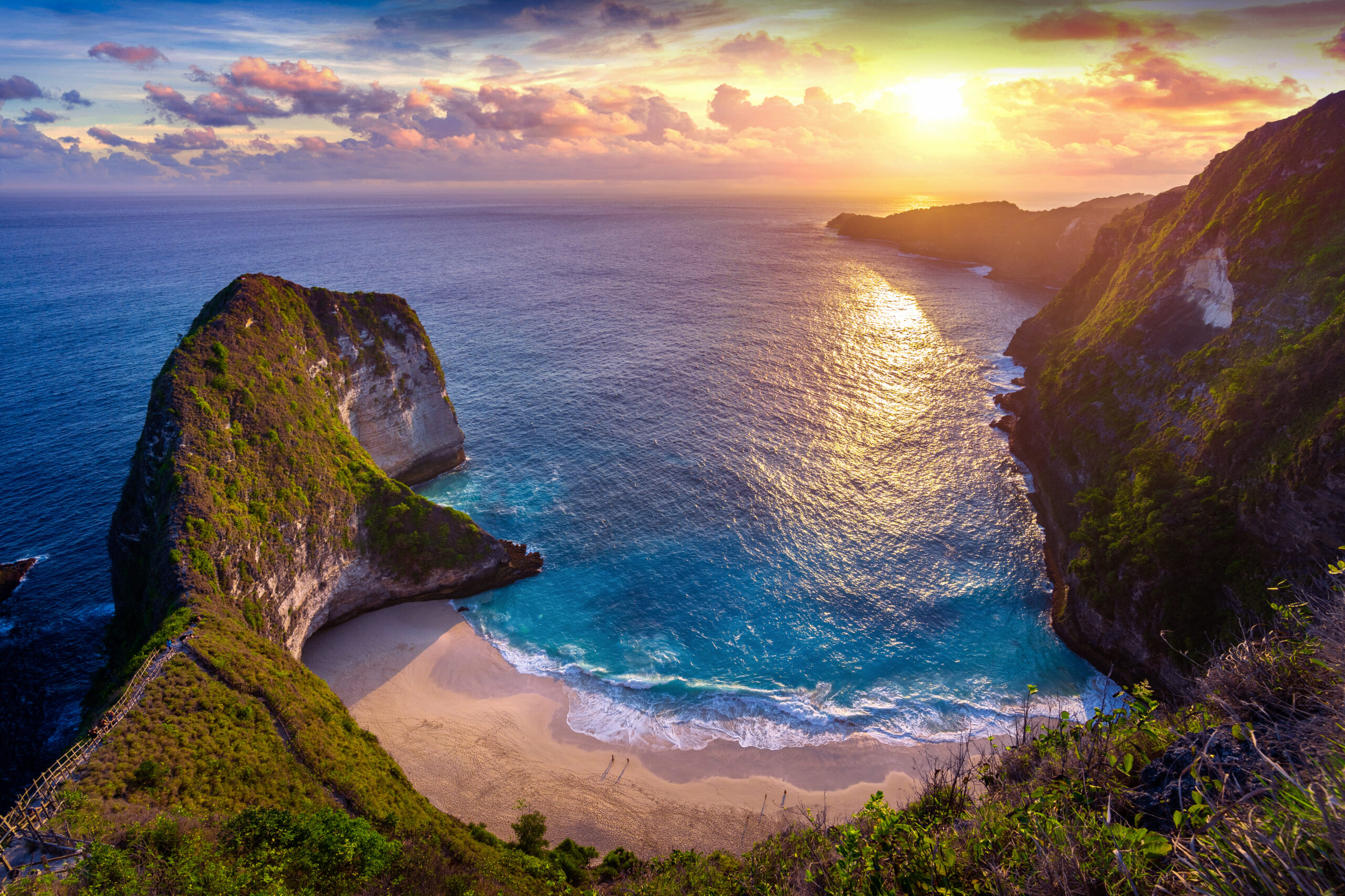 Kelingking Beach at sunset in Nusa Penida island, Bali, Indonesia.